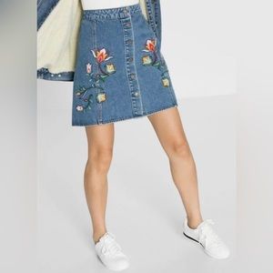 NWOT ☀️PARISIAN 🌸Stretch denim miniskirt embroidered with flowers